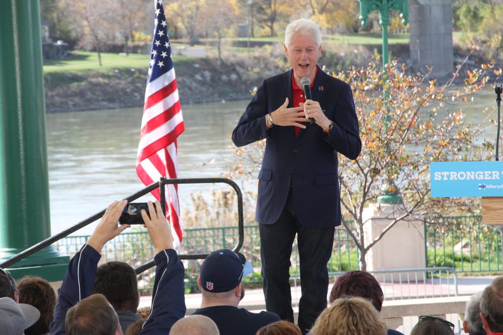 Bill Clinton visita Sioux City MUNDO LATINO